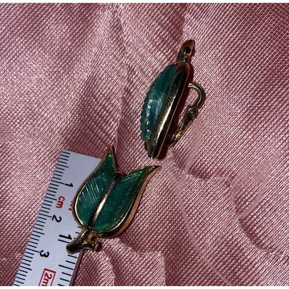 Signed 1950s Crown Trifari Designer Leaf Tulip Earrings Green Gold Tone - Picture 3 of 9